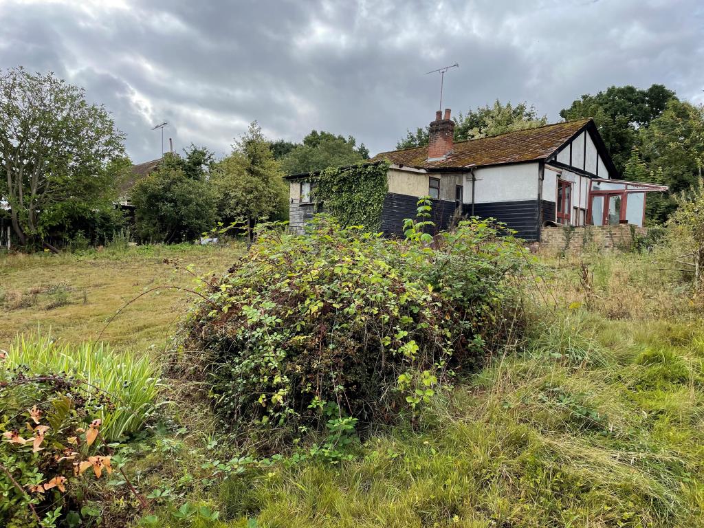 Lot: 85 - BUNGALOW WITH PLANNING PERMISSION FOR TWO DETACHED HOUSES -